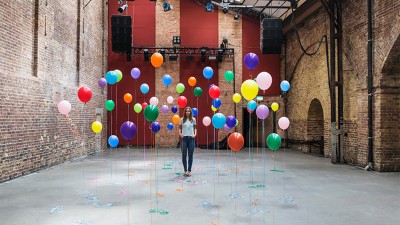 Frau in Mitten von Luftballons