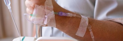 Mann mit Infusion