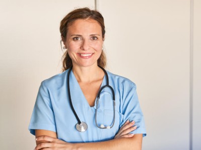 Lächelnde Mitarbeiterin im Gesundheitswesen