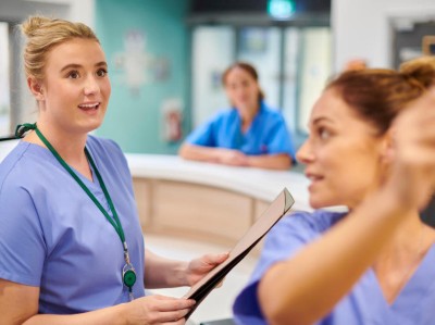 Mitarbeiter aus dem Gesundheitswesen bei der Arbeit