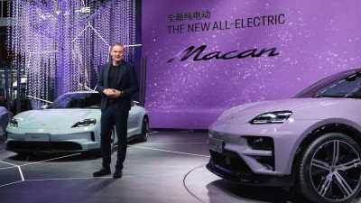 Oliver Blume, Vorstandsvorsitzender der Porsche AG vor dem Taycan und dem Macan Turbo Electric.