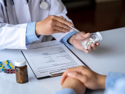 Arzt berät Patienten zu Pillen