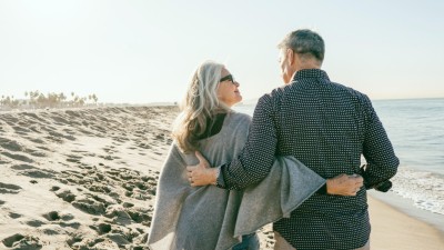 Paar spaziert am Strand