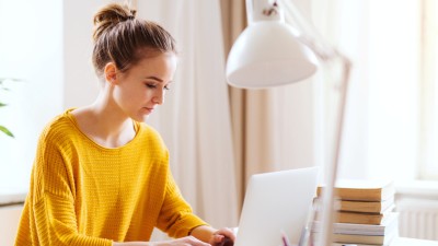 Junge Frau am Computer