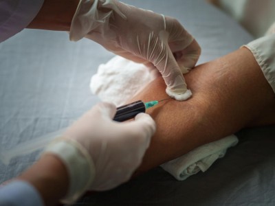 Blut wird abgenommen