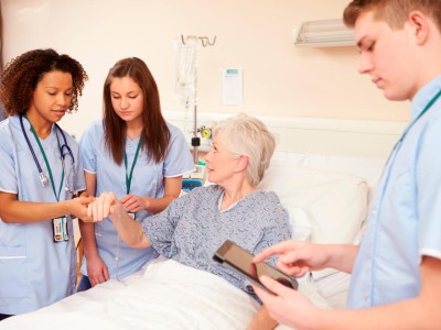 Pflegeauszubildende mit Patientin