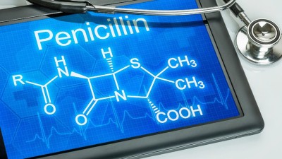 Tablet auf dem vor blauem Hintergrund der Schriftzug Penicilin und die Strukturformel