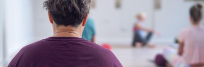 Adipöse Frau im Yoga-Kurs