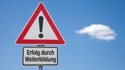 Warnschild mit Schriftzug Erfolg durch Weiterbildung.
