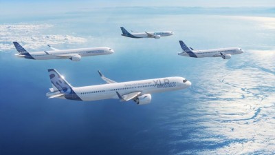Vier Flugzeuge im Flug. 