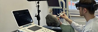 Arzt führt bei Patienten auf zahnmedizinischem Behandlungsstuhl eine Untersuchung mit einem Ultraschallgerät vor. Der Arzt hält das Handstück an den Kiefer des Patienten.
