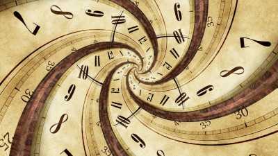 Ziffernblatt einer Uhr mit Patina und in einem Wirbel zur Mitte hin verzerrt