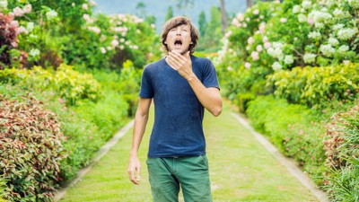 Mann mit Allergie in Garten