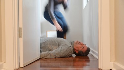 Bewusstloser Mann liegt auf Wohnungsboden