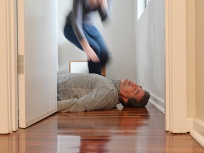 Bewusstloser Mann liegt auf Wohnungsboden