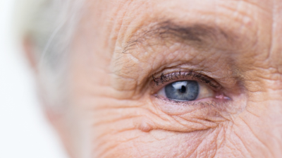 Auge einer alten Frau