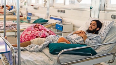 Junger Mann in Krankenbett 