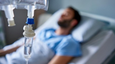 Mann erhält Infusion