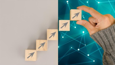 Hand legt mit Pfeilen bedruckte Holzwürfel in eine Diagonale