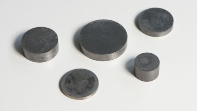 Fünf runde, unterschiedlich große Magnete