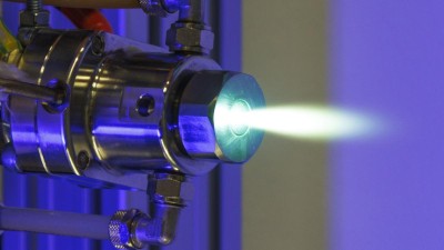 Eine weiße Flamme dringt aus einer Gerätschaft aus Metall