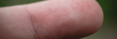 Nahaufnahme eines Fingers mit Fingerabdruck
