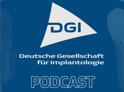 DGI-Podcast. Blauer Hintergrund in mehreren Schattierungen. im Vordergrund Textzug: Deutsche Gesellschaft für Implantologie. Podcast. Fachwissen to go!
