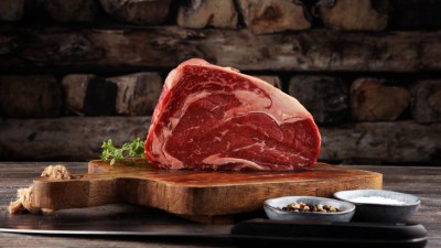 Fleisch auf einem Holzbrett