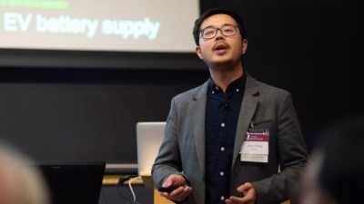 Der Forscher Sean Zheng hält einen Vortrag vor Publikum