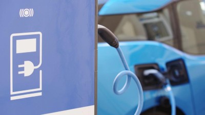 Elektro-Auto wird an einer Ladestation geladen.