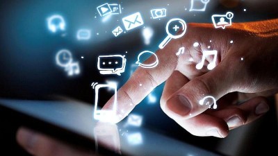 Finger, der auf den Display drückt, digitale Motive entspringen dem Display