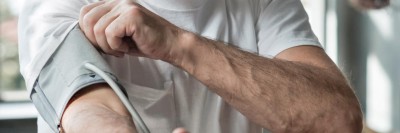 Mann mit Blutdruckmessgerät