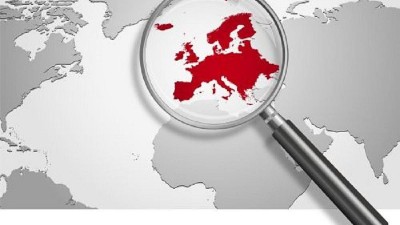 Lupe vergrößert Europa auf einer Landkarte. 