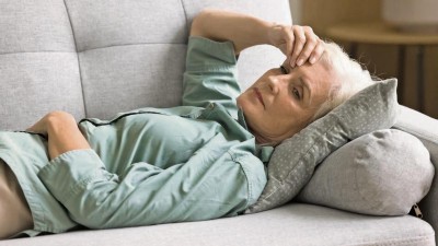 Dame auf Couch