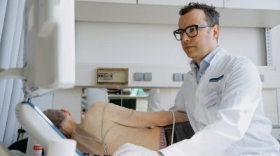 Prof. Lorenz H. Lehmann, Heidelberg, führt ein Herzecho durch.