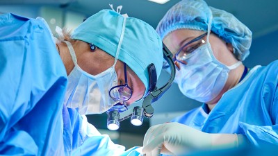 Chirurgin und Assistentin bei OP