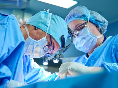 Chirurgin und Assistentin bei OP