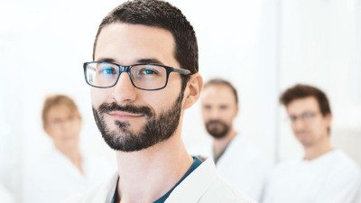 Junger Zahnarzt mit Brille