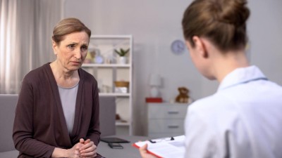 Depressive Frau spricht mit Hausärztin