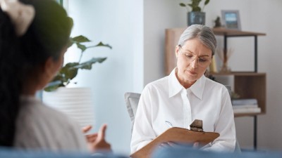 Psychotherapeutin spricht mit Patientin