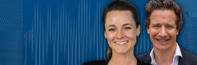 DGI-Podcast. Blauer Hintergrund in mehreren Schattierungen. im Vordergrund Textzug: Dr. Leoni Spilker M.Sc. Das Role Model für eine neue Generation in der Implantologie