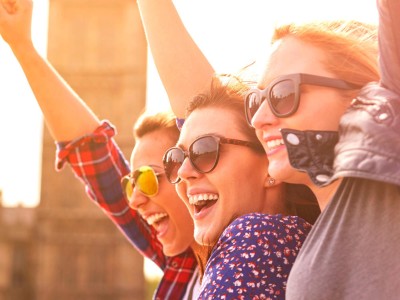 Gut gelaunte Frauen mit Sonnenbrille