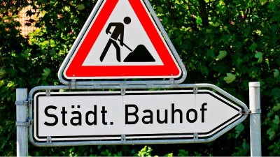 Wegweiser zum städtischen Bauhof mit Baustellen-Schild darüber