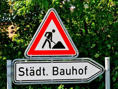 Wegweiser zum städtischen Bauhof mit Baustellen-Schild darüber