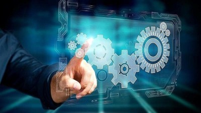 Eine Hand zeigt auf verschiedene Zahnräder