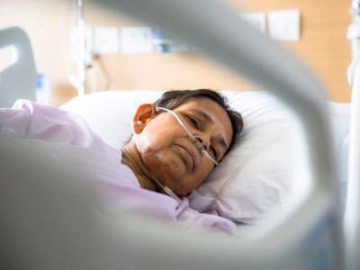 Ältere Patientin im Klinikbett