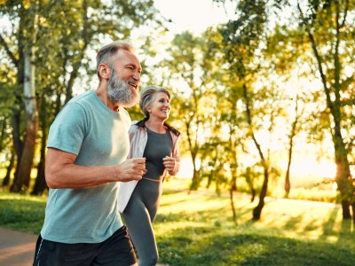 Frau und Mann joggen im Wald