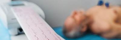 EKG-Kontrolle in einer Praxis