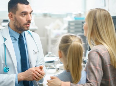 Arzt befragt Mutter über Tochter
