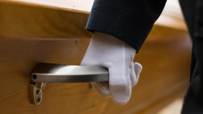 Bestatter trägt Sarg